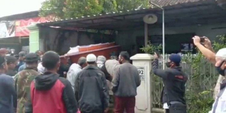 Jenazah dr Sunardi yang tewas ditembak Densus 88 saat tiba di rumah duka. (rmoljateng.id)