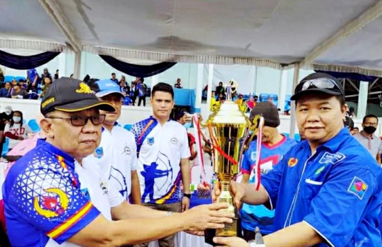 Wakil Bupati Lahat Haryanto menyerahkan trofi kejuaraan panah pada pembukaan, Kamis (10/3). (Diskominfo Lahat/rmolsumsel.id)