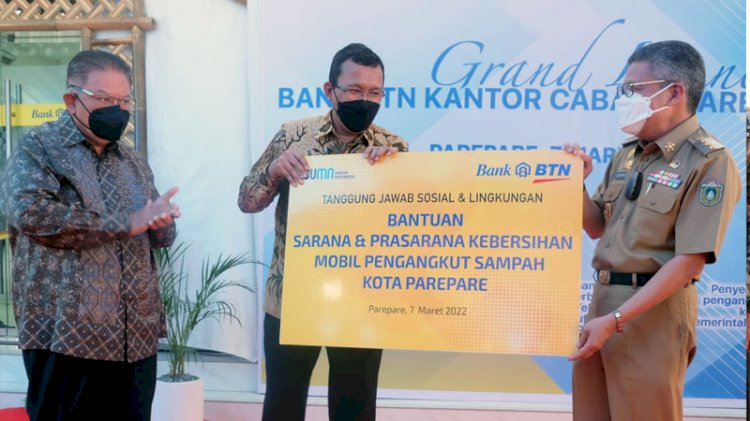 Direktur Utama Bank BTN Haru Koesmahargyo menyerahkan bantuan TJSL kepada walikota Parepare Taufan Pawe./Dok