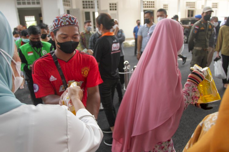 Ribuan warga mengantre dengan tertib saat operasi pasar minyak goreng yang dilakukan ICSB Sumsel. (Humaidy Aditya Kenedy/Rmolsumsel.id). 