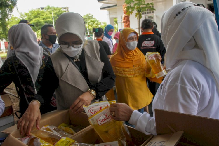 Suasana operasi pasar yang digelar di Warung PKK yang berlokasi di Jalan Merdeka, Palembang. (Humaidy Kennedy/rmolsumsel.id)