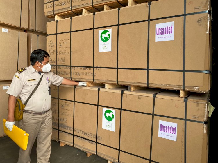 Pemeriksaan kayu MDF asal Sumsel yang akan diekspor ke Mesir. (Istimewa/rmolsumsel.id)