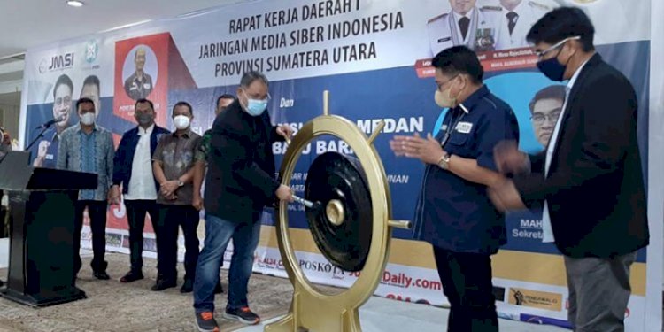 Ketua Umum Jaringan Media Siber Indonesia (JMSI), Teguh Santosa membuka Rakerda JMSI Sumatera Utara di Hotel Danau Toba Medan/RMOLSumut.