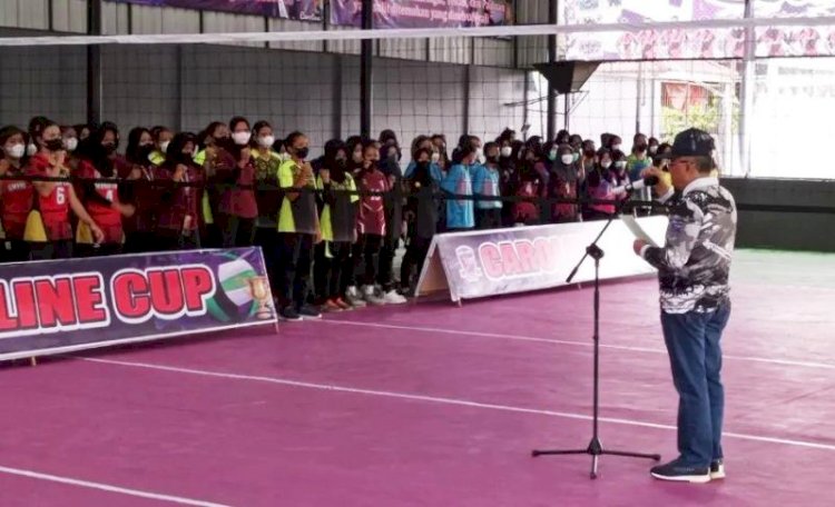 Wakil Wali Kota Lubuklinggau Sulaiman Kohar saat membuka kejuaraan bola voli Caroline Cup 8, Minggu sore (13/3). (Diskominfo Lubuklinggau/rmolsumsel.id)