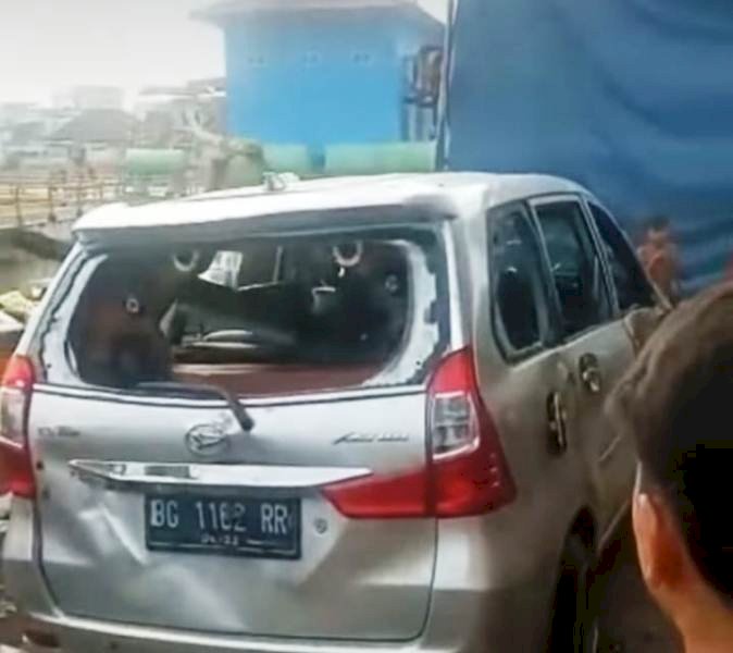 Kondisi mobil Daihatsu Xenia yang diceburkan massa Minggu pagi (13/3) setelah berhasil dievakuasi. (Ist/rmolsumsel.id)