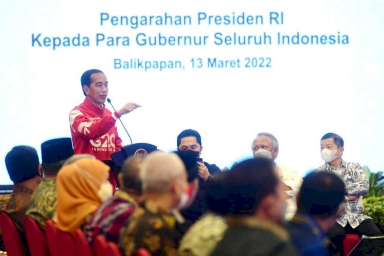 Presiden Joko Widodo memberikan pengarahan kepada para Gubernur se-Indonesia di Hotel Novotel Balikpapan, Kalimantan Timur, Minggu (13/3). (BPMI Setpres/rmolsumsel.id)