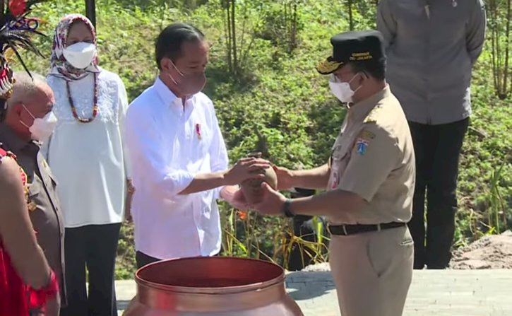 Presiden Joko Widodo menerima kendi berisi air dari Gubernur DKI Jakarta Anies Baswedan pada prosesi penyatuan tanah dan air dari seluruh Indonesia di titik nol IKN Nusantara, Senin (14/3). (BPMI Setpres/rmolsumsel.id)