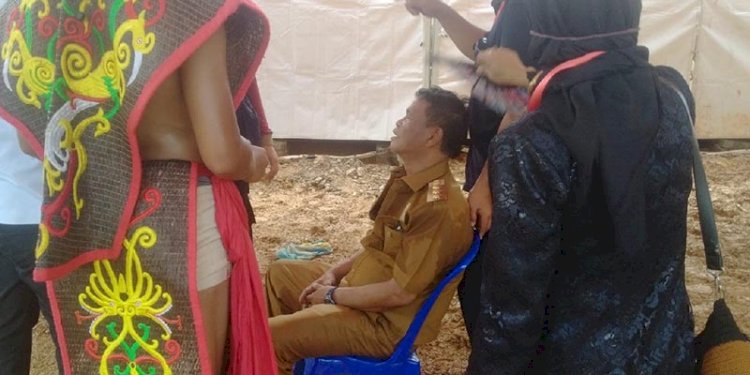 Gubernur Sulteng saat dievakuasi usai pingsan dalam prosesi penyatuan tanah dan air di titik nol IKN Nusantara. (Istimewa/rmolsumsel.id)