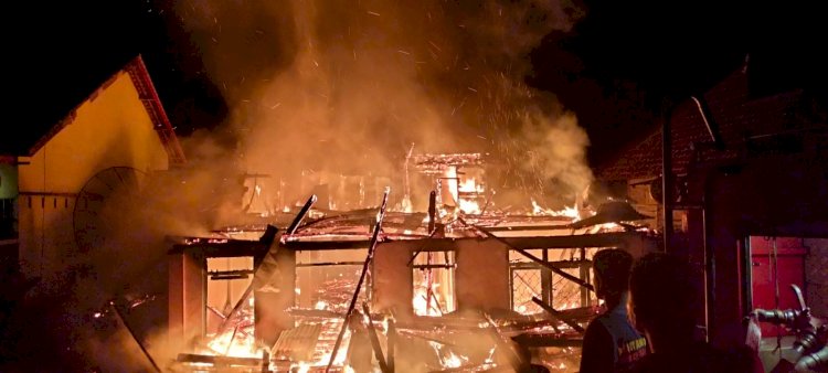 Rumah panggung milik warga di Desa Ngunang, Kecamatan Sanga Desa, Musi Banyuasin ludes terbakar, Senin (14/3) malam. (Istilah/Rmolsumsel.id). 