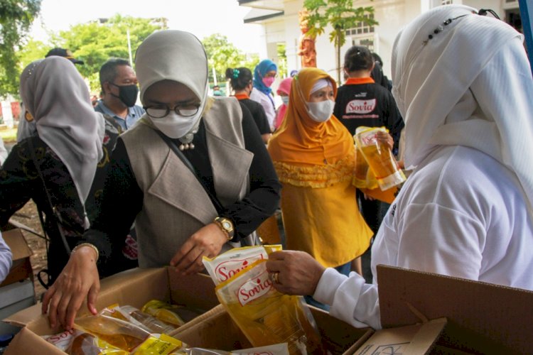 Warga Palembang antre mendapatkan minyak goreng bersubsidi. (Humaidy Kenedy/rmolsumsel.id)