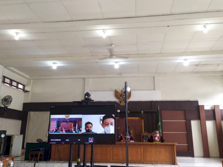 Majelis Hakim Tipikor Palembang menjatuhkan vonis 2,4 tahun terhadap terdakwa Suhandy. (Yosep Indra Praja/Rmolsumsel.id). 