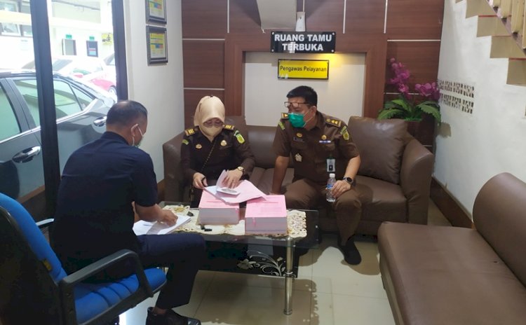Pelimpahan berkas dua tersangka Kasus Kredit Macet BSB ke PN Tipikor Palembang/Foto:Yosep Indra Praja
