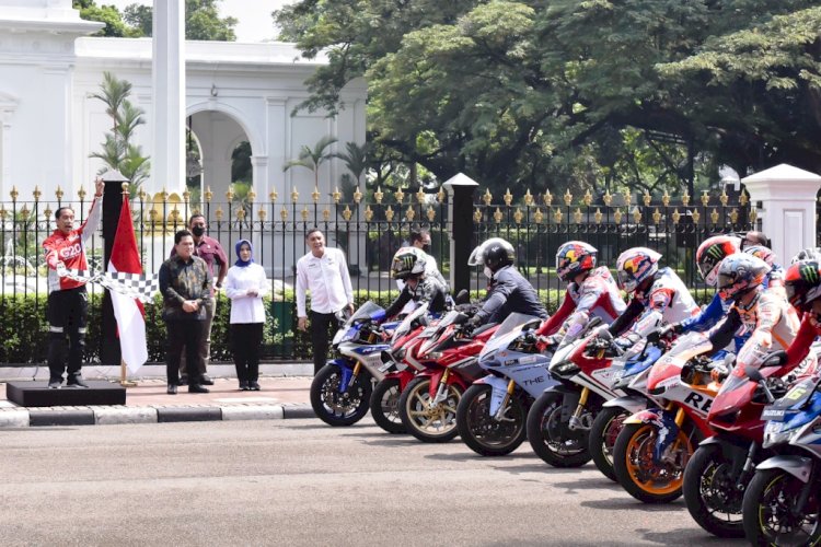 Presiden Joko Widodo saat melepas pembalap MotoGP yang mengikuti parade dari Istana Merdeka ke Bundaran Hotel Indonesia, Rabu (16/3). (BPMI Setpres/rmolsumsel.id)
