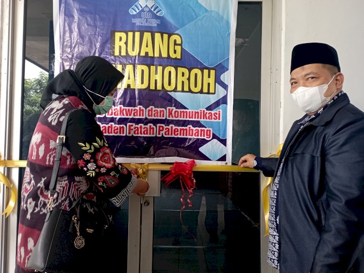 Warek III UIN Raden Fatah Palembang, Hamidah saat melakukan potong pita pada Harlah Fakultas Dakwah dan Komunikasi UIN Raden Fatah Palembang. (Mita Rosnita/Rmolsumsel.id). 