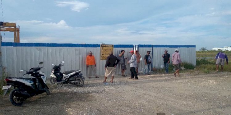 Puluhan pekerja proyek pembangunan Jalan Tol Semarang-Demak, Jawa Tengah, saat menggelar aksi mogok kerja. (ist/rmolsumsel.id)