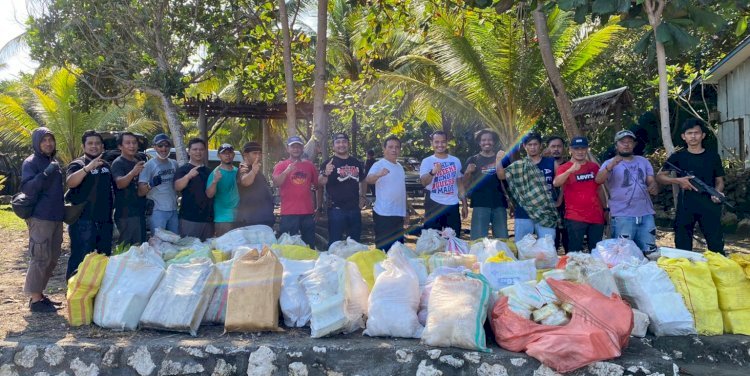 Anggota Polda Jawa Barat bersama barang bukti sabu-sabu yang diamankan di Pantai Mandasari, Kabupaten Pangandaran, Rabu (16/3). (Ist/rmolsumsel.id)