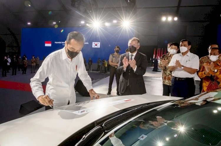 Presiden Joko Widodo menandatangani mobil listrik IONIQ 5 yang merupakan produksi Hyundai Motor Manufacturing Indonesia. (Hyundai Indonesia/rmolsumsel.id)  