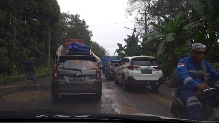 Kemacetan panjang terjadi di jalan lintas Betung-Sekayu tepatnya di Desa Bailangu Timur, Kecamatan Sekayu. (Ist/Rmolsumsel.id). 