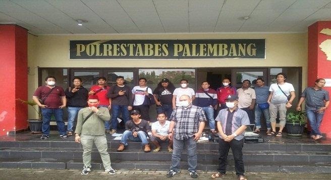 Opsnal Unit Ranmor Sat Reskrim Polrestabes Palembang berhasil mengungkap kasus pembuatan dokumen palsu di Palembang, seperti Ijazah, KTP, SIM, Surat Kehilangan, dan sebagainya.(ist/rmolsumsel.id)