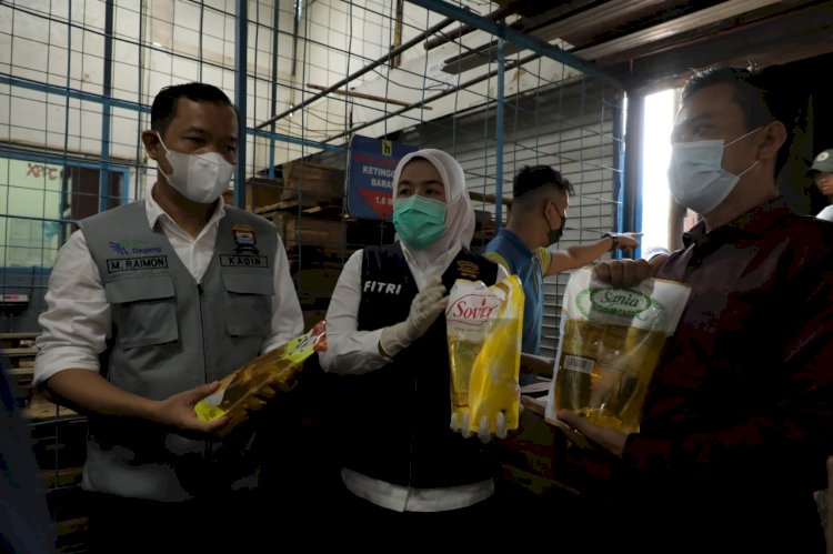 Wakil Wali Kota Palembang, Fitrianti Agustinda didamping kepala Disdag Palembang saat melakukan inspeksi mendadak (Sidak). (Istimewa/rmolsumsel)