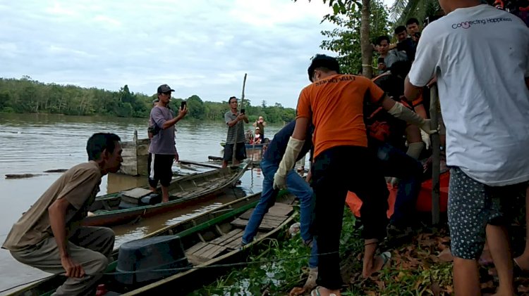 Petugas saat melakukan evakuasi jenazah Cek Na yang ditemukan tenggelam di Sungai Musi. (Ist/Rmolsumsel.id). 