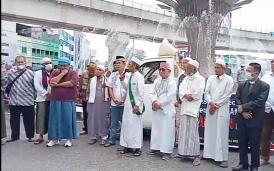 Puluhan massa dari Forum Umat Islam menggelar aksi damai di bundaran air mancur di depan Masjid Agung Palembang Jumat, (18/3). (ist/rmolsumsel.id). 
