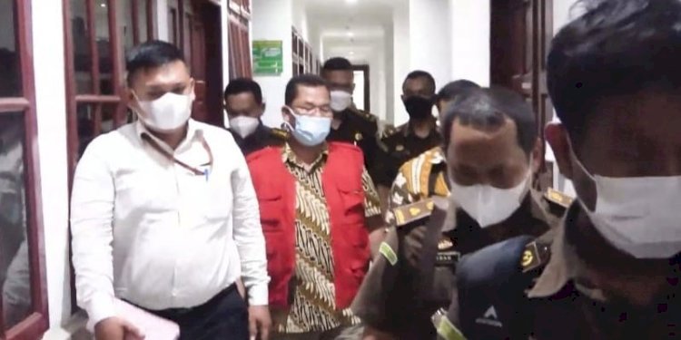 Penyidik Kejati Sumut menggiring JS untuk menjalani penahanan/Ist