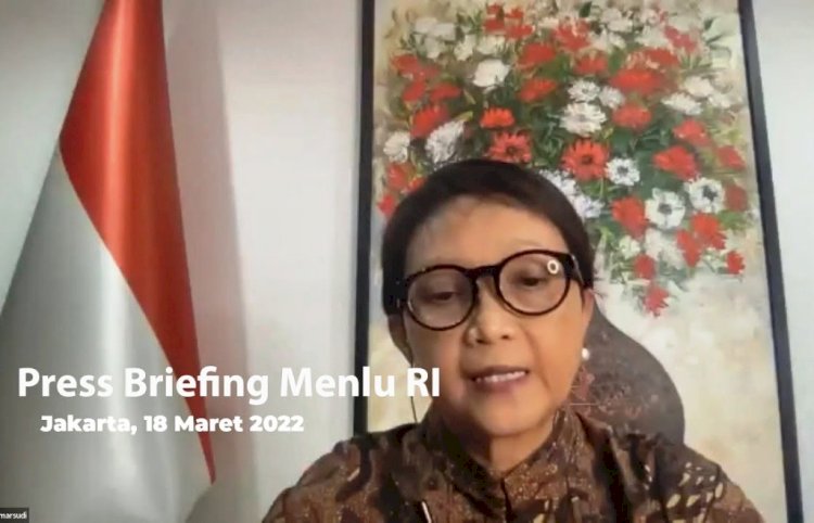 Tangkapan layar Menlu RI Retno LP Marsudi pada press briefing terkait evakuasi WNI di Ukraina, Jumat malam (18/3). (Ist/rmolsumsel.id)