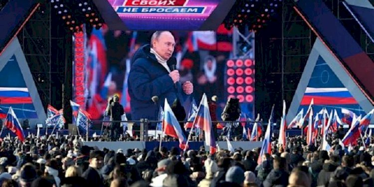 Presiden Rusia Vladimir Putin di hadapan rakyat yang berkumpul di Stadion Luzhniki, Moskow, Jumat (18/3). (Net/rmolsumsel.id)