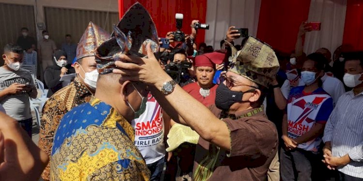 Ketua Komisi Pemberantasan Korupsi (KPK) Firli Bahuri dan Ketua Umum Jaringan Media Siber Indonesia (JMSI) Teguh Santosa disematkan Tanjak Tebing Runtuh di Kota Batam/RMOL