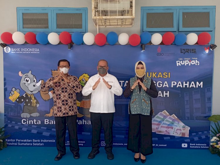Kepala Bank Indonesia (BI) Perwakilan Sumsel Erwin Soeriadimadja (tengah) saat tengah melakukan foto bersama. (Mita Rosnita/rmolsumsel.id)