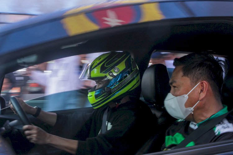 Ratu Dewa sebagai inisiasi Drag Race dan Drag Bike saat membuka ajang adu kecepatan di JSC Palembang. (Humaidy Kennedy/rmolsumsel.id)
