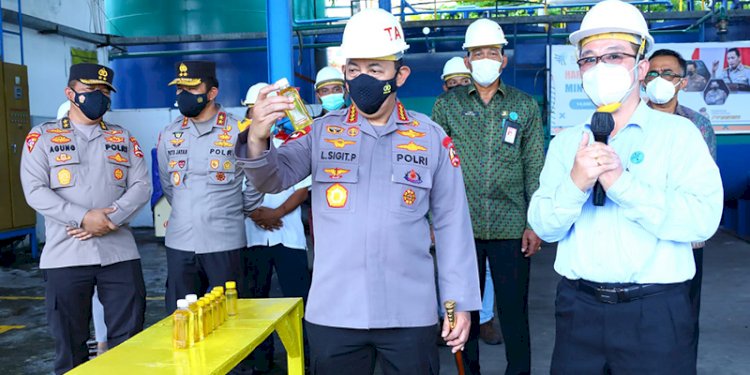 Kapolri Jenderal Listyo Sigit Prabowo saat meninjau pabrik minyak goreng di PT Sawit Tunggal Arta Raya (STAR), Bali/Ist