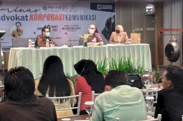 Dewan Penasihat DPN Peradi Bambang Hariyanto saat menjadi narasumber seminar yang digelar PBH Peradi DPC Palembang. (Dudy Oskandar/rmolsumsel.id) 