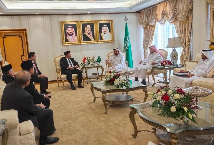 Menag Yaqut Cholil Qoumas berdiskusi dengan Menteri Haji dan Umrah Arab Saudi Tawfiq F. Al-Rabiah di Kantor Kementerian Haji dan Umrah, Jeddah, Arab Saudi, Minggu (20/3). (Kemenag/rmolsumsel.id)