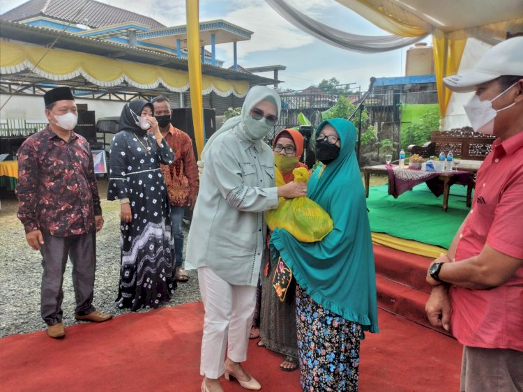 Ketua DPRD Sumsel Hj RA Anita Noeringhati melakukan reses pribadi tahap I kesejumlah titik di Kota Palembang, Minggu (20/3). (Dudy Oskandar/Rmolsumsel). 