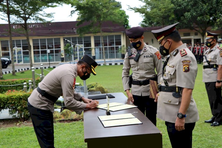 Kapolres Muara Enim AKBP Aris Rusdiyanto menandatangani berkas acara Sertijab tiga Kapolsek di jajaran Polres Muara Enim, Senin (21/3). (Noviansyah/rmolsumsel.id) 