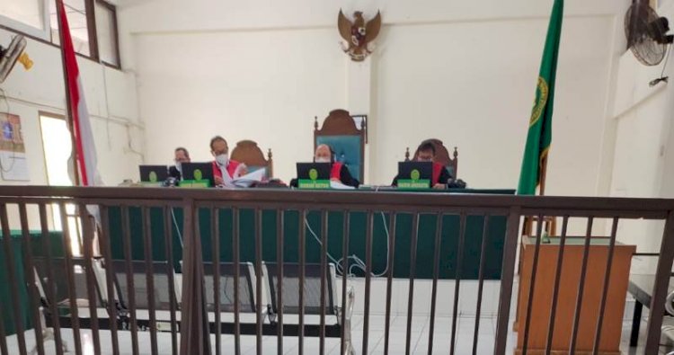 Majelis hakim yang diketuai hakim Efrata Heppy Tarigan SH MH membuka sidang perdana kasus tiga kurir Sabu seberat 16 kilogram yang dibawa dari Aceh/Foto: Yosep Indra Praja