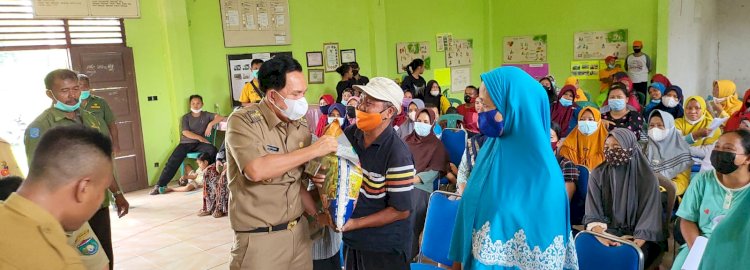 Wali Kota Prabumulih menyerahkan bantuan kepada korban banjir di Kelurahan Sukaraja. (ist/rmolsumsel.id)