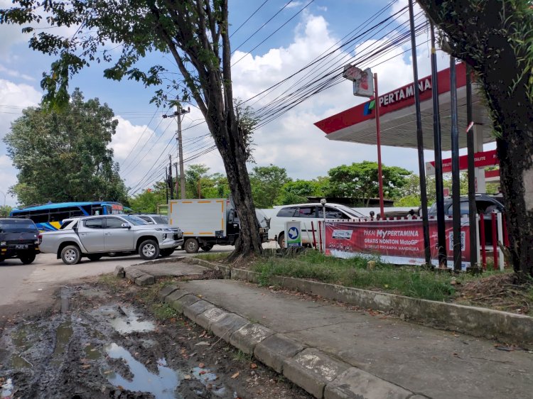 Kondisi antrian kendaraan di SPBU Demang Lebar Daun. (Mita Rosnita/rmolsumsel.id)