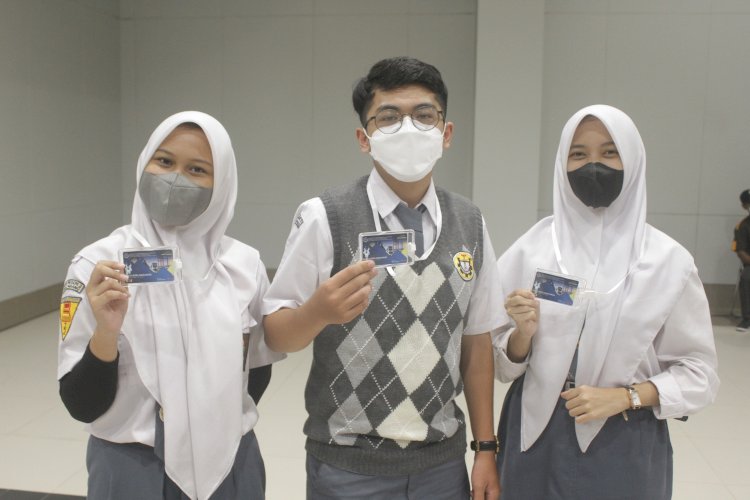 Pelajar di Palembang saat menunjukkan kartu berlangganan LRT Sumsel. (Humaidy Kennedy/rmolsumsel.id)