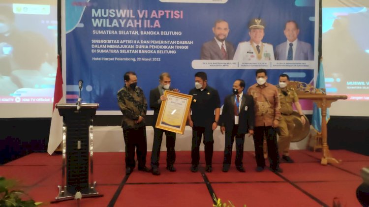 Gubernur Sumsel Herman Deru menerima penghargaan dari APTISI sebagai bentuk komitmen pada Perguruan Tinggi Swasta. (Ist/Rmolsumsel.id). 