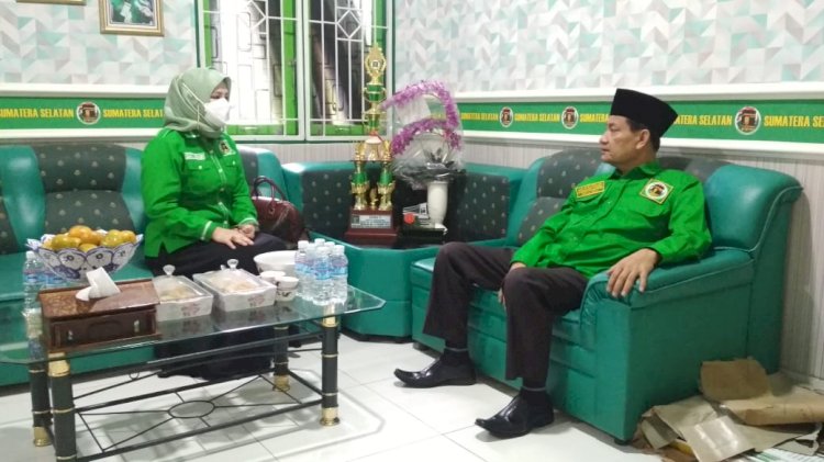 Ketua DPW PPP Sumsel Agus Sutikno saat menerima kunjungan Ketua DPP PPP Bidang Pemenangan Dapil Sumbagsel Dewi Arimbi. (Ist/rmolsumsel.id)