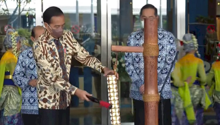 Presiden Joko Widodo memukul kentongan menandai dibukanya The 22nd Jakarta Inacraft Tahun 2022, Rabu (23/3). (Ist/rmolsumsel.id)