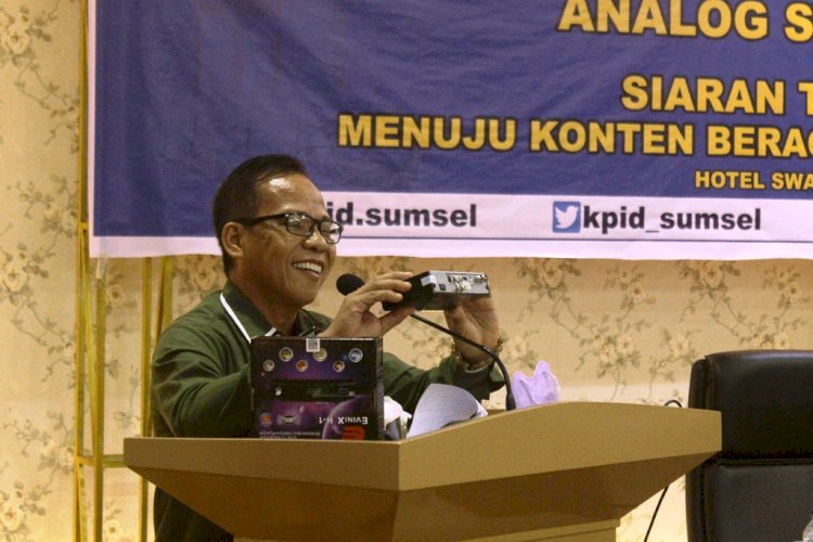 Ketua KPID Sumsel Guntur Melian menunjukkan alat STB (Set Top Box) yang akan dibagikan gratis. (Humaidy Kenedy/rmolsumsel.id) 
