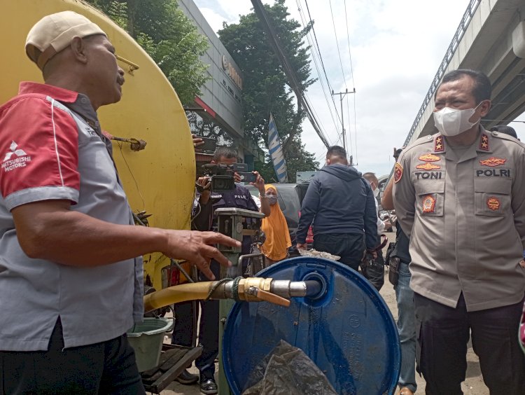 Kapolda Sumsel Irjen Pol Toni Harmanto didampingi Wakapolda Sumsel Brigjen Rudi Setiawan meninjau langsung distribusi minyak goreng di Pasar Tradisional Km5 Palembang. (Mita Rosnita/Rmolsumsel.id). 