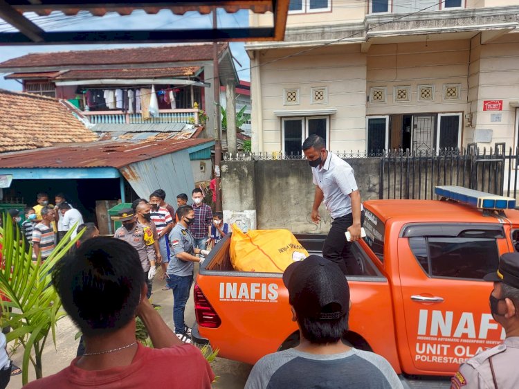 Tim Inafis melakukan evakuasi dan olahraga TKP di rumah korban. (Mita Rosnita/Rmolsumsel.id). 