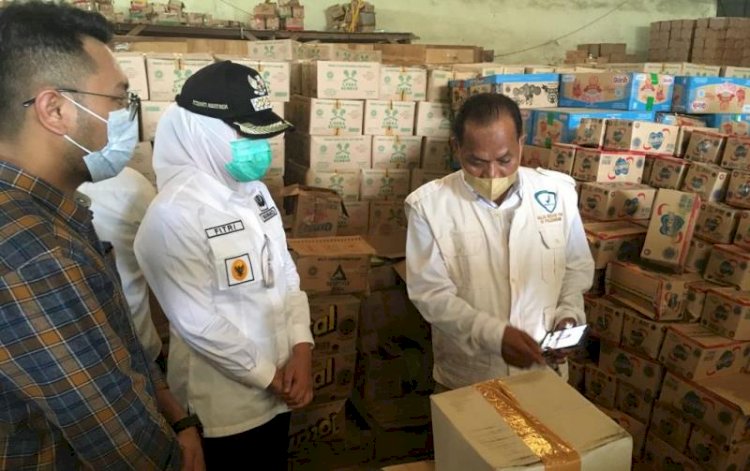 Inspeksi Mendadak (Sidak) yang dilakukan Pemkot Palembang bersama Balai Besar Pengawasan Makanan dan Obat (BBPOM) Palembang menemukan produk makanan yang tercemar /Foto: Humaidy Kennedy