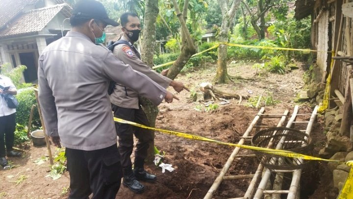 Anggota Polsek Sine menunjuk lokasi TKP yang menwaskan IRT akibat terperosok ke dalam Septic Tank/Fot: RMOl Jatim