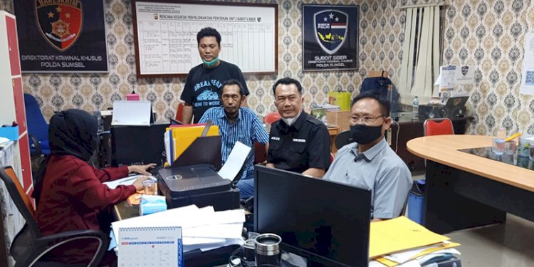 Pimpinan Redaksi Suara Nusantara Agus Harizal didampingi sejumlah wartawan senior saat melapor ke Polda Sumsel. (ist/rmolsumsel.id)